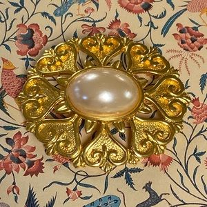Vintage Signed LR Gold Tone and Faux Pearl Brooch